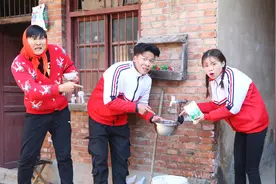 小甜甜和来福把盐弄撒，怕被妈妈责怪竟用水洗盐，真是可爱又天真视频封面