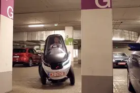 波兰推出可变形电动汽车，能屈能伸好停车，最窄只有86厘米。视频封面