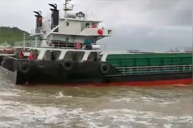 受大风影响，3000吨重砂石船断锚遇险，海事紧急救援化险为夷视频封面