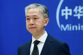 汪文斌打了条纯黑色领带，外媒问有何特殊意义？汪文斌回了10个字