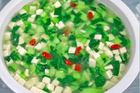 这才是地道的家常汤品，一块豆腐一把青菜，教你在家做青菜豆腐羹