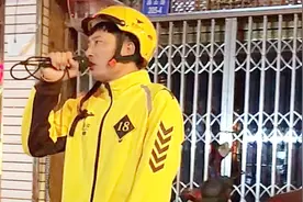 外卖小哥唱《沙漠骆驼》，被老板偷拍发到网上，点赞量已过百万