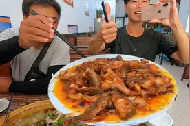 60元买黄河大鲤鱼，20元请饭店代加工，两条鱼三种吃法新奇又美味视频封面