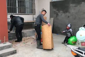 院子里杂物太多，今天一家人动手全部整理一遍，整理好看着真干净视频封面