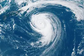 看看2015年的台风艾莎尼，这厚重的大风暴螺旋圈