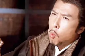 大内第一高手青龙啃鸡腿打山贼，亮出腰牌后，山贼吓得两腿打颤颤视频封面