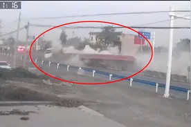 河南一大货车骑隔离墩侧翻滑行近百米，路旁羊群受惊疯跑扬尘漫天视频封面