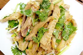 年夜饭最爱的鸭掌翅吃法，不卤也不盐焗，鲜香味美，吃一口满嘴香