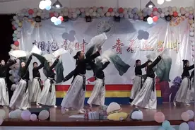 男女生共跳中国古典舞蹈《华夏》，场面超震撼！202班