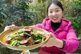 小雨今天做蒜苗炒香肠，川味十足油直冒，配上儿菜清爽解腻好下饭