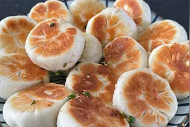 水煎包好吃的秘诀都在这里，底部金黄酥脆，薄皮大馅，赶紧先收藏