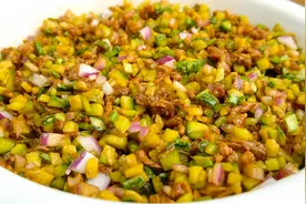 南瓜蒸包想好吃，调馅最关键，和面不加水，皮软馅香，5个没够吃