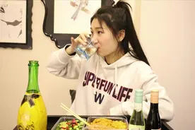 火鸡面太辣怎么办，用酒解辣不过瘾直接拿瓶吹，东北老妹就是豪爽