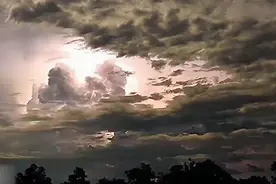 史诗级的闪电风暴！闪电不断劈开乌云照亮夜空 现场画面超震撼