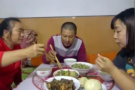 婆婆买啥好物？开心和儿媳分享！边洗边唠，婆媳关系真羡慕视频封面