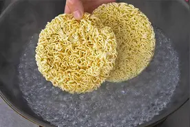 土豪小姨子教我的方便面吃法，比吃肉还解馋，吃一次就忘不了，香