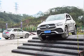 奔驰GLE场地亲测：全时四驱可不是说说而已！