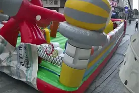 儿童“充气城堡”被大风刮飞 过路行人迅速躲避险些被砸中视频封面