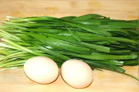 春季韭菜香，教你懒人做法，加2个鸡蛋，不炒不做馅，上桌就抢光视频封面