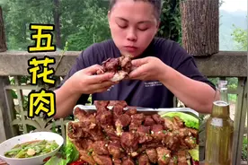 猪肉又降价了，欧妹买3斤五花肉做酱焖五花肉，上手直接啃真过瘾