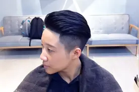 男生帅气背头发型打理技巧，用一把梳子就能搞定！