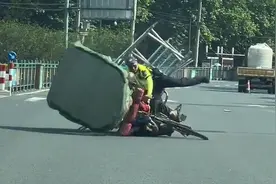 交警一路追三轮车试图拦停，三轮车突然翻车，车主和交警双双倒地视频封面