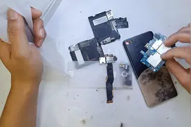 内蒙古一位抖友发来的小米手机，自己拆装几次触摸失灵了，视频封面