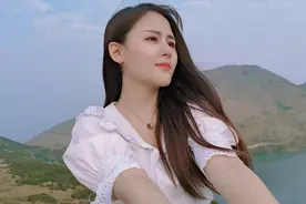 露丝妹妹爬到山顶，穿上仙女白色长裙拍照，差点把裙子吹起来视频封面