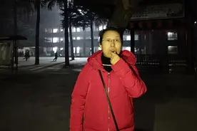 河南洛阳：凌晨5:30，女班主任在学生宿舍楼前吹哨子叫学生起床