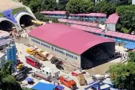 中铁二局：石景山隧道现场地质复杂，救援难度高，启动轮班搜寻视频封面