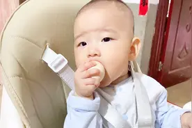 农村静静家忙种蒜，小猪抱着座椅后背啃不停，俩小牙别掰掉了！视频封面