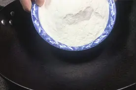特殊时期，把面粉倒锅里炒一炒，太厉害了，解决了很多家庭的烦恼