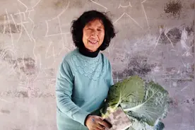 70岁农村阿姨有妙招，卷心菜这样保存起来，放一冬天都不会坏