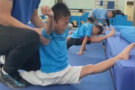 5岁男孩初学体操，被教练强制开腿，硬压一字马，开腿真的太疼了视频封面