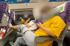 没素质！女子高铁上脱鞋脚搭邻座桌板，邻座男子怕惹麻烦尴尬扭头视频封面