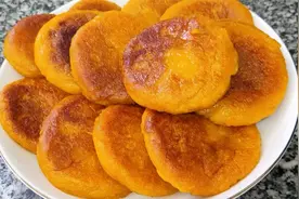 南瓜饼的家常做法，简单易学，2分钟就能学会，软糯香甜好吃不腻