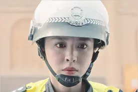 交警拦下一辆车，里面拉着一位断臂男孩，接下来的举动让人温暖！视频封面