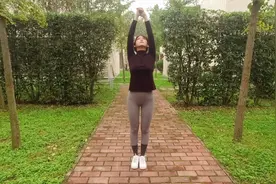 原地双手举过头顶60次，提升阳气疏通经络，缓解颈部疲劳