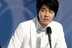 崔民勇：凭《搞笑一家人》爆红，与申智传出恋情，却被雪藏10年视频封面