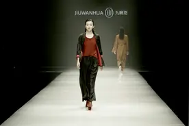 黑色与酒红色的穿搭，丝滑的内搭，女人味十足！视频封面