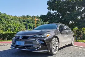 开着亚洲龙双擎，聊聊它的动力、油耗、减震和缺点视频封面