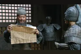 关羽不服马超列为五虎上将，诸葛亮夸他美髯公，就把事情解决了？视频封面