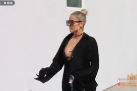 卡戴珊出街吃午餐，戴着超大号金耳环，漂亮极了视频封面