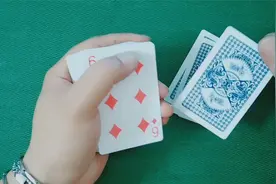 魔术师的发牌手法，高手的发二张，扑克出二张揭秘