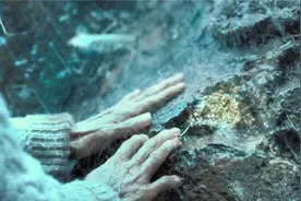 老太发现一座金山，却被人说是石头，金钱面前人性一文不值！影视视频封面