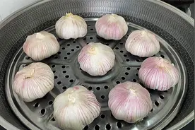 今天才知道，把大蒜放锅里蒸一蒸，原来作用这么好，又涨知识了