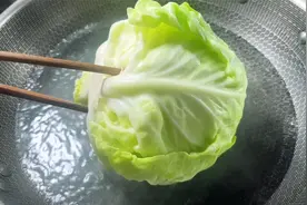 包菜不要炒着吃了，放开水中煮一煮，出锅瞬间变成一道美食，好吃