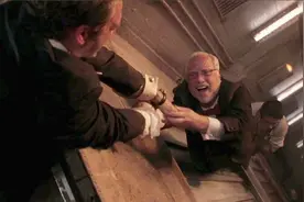 3000名乘客仅存活6人，豪华游轮被百米巨浪掀翻，酿成巨大惨案！视频封面