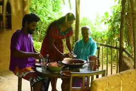 实拍印度中产富人生活，哪怕再有钱的家里，女人也得端茶送水服侍
