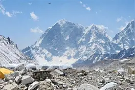 一名中国登山者登顶珠穆朗玛峰时身亡 知情人：他性格和蔼善良